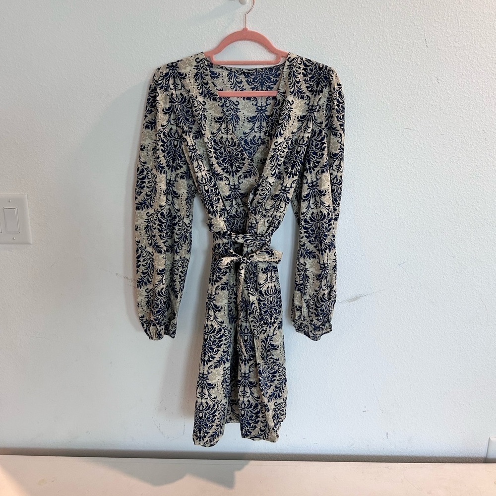 Women’s Cream & Blue Dress with a Tie Belt

Size L
